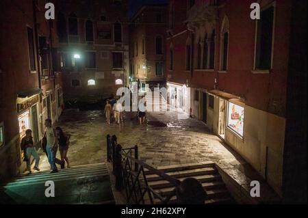 une promenade nocturne à travers venise, italie Banque D'Images