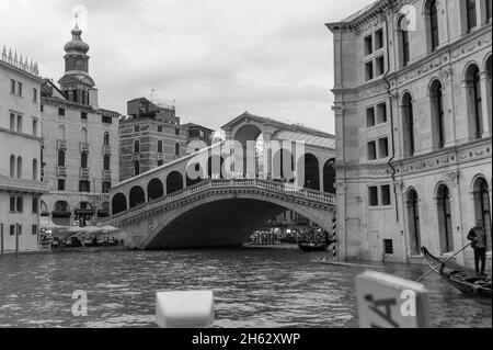 pont du rialto (ponte di rialto) sur le grand canal de venise, italie. Banque D'Images