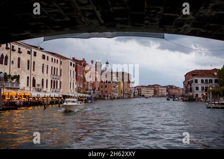 un trajet en bateau-taxi sur le grand canal de venise. le vaporetto est un moyen de transport en commun principal et fonctionne 24 heures sur 24. venise, italie Banque D'Images