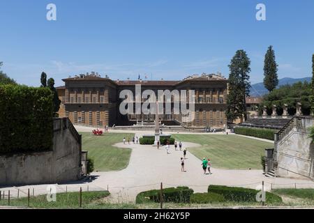 le parc des jardins de boboli (giardino di boboli), la fontaine de neptune et une vue lointaine sur le palais pitti, en anglais parfois appelé le palais pitti, à florence, en italie. Banque D'Images