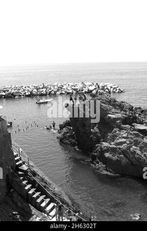 belle vue sur la ville de manarola. est l'un des cinq célèbres villages colorés du parc national des cinque terre en italie, suspendu entre mer et terre sur des falaises abruptes. région de ligurie en italie. Banque D'Images