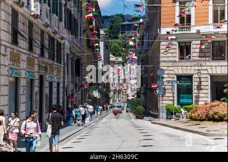 via roma street à gênes, italie, décoré avec des parasols colorés sur le dessus Banque D'Images