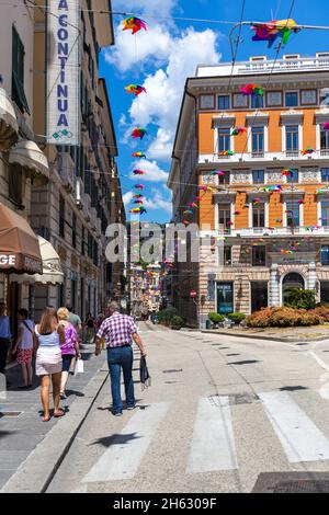 via roma street à gênes, italie, décoré avec des parasols colorés sur le dessus Banque D'Images