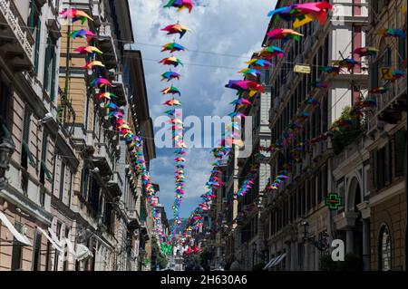 via roma street à gênes, italie, décoré avec des parasols colorés sur le dessus Banque D'Images