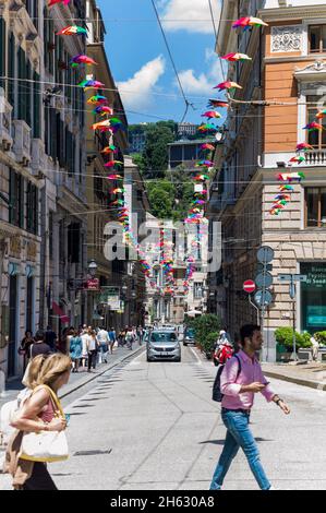 via roma street à gênes, italie, décoré avec des parasols colorés sur le dessus Banque D'Images