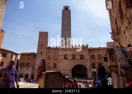 vue pittoresque de la célèbre piazza del duomo à san gimignano, toscane, italie Banque D'Images