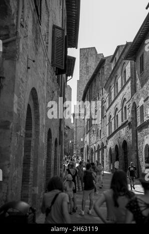 vieille rue de san gimignano, toscane, italie. san gimignano est une ville médiévale typique de toscane en italie. Banque D'Images