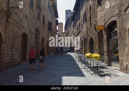 vieille rue de san gimignano, toscane, italie. san gimignano est une ville médiévale typique de toscane en italie. Banque D'Images