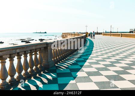 terrazza mascagni à livourne, italie. c'est un grand belvédère sinueux vers la mer avec une surface de pavage de 8.700 m² comme un damier et 4.100 balusters Banque D'Images