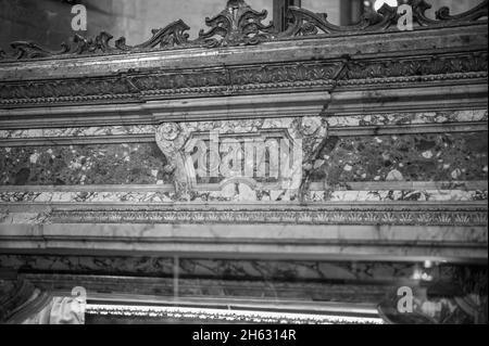 san michele,lucca,italie. l'autel avec un 12c crucifix et le cadavre de san davino, un 11c pèlerin arménien qui aurait des pouvoirs miraculeux. Banque D'Images