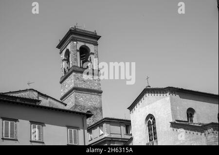 église de san salvatore dans le musolio et fontaine della pupponona avec la statue naiad dans la place misericordia de lucca, toscana, italie Banque D'Images
