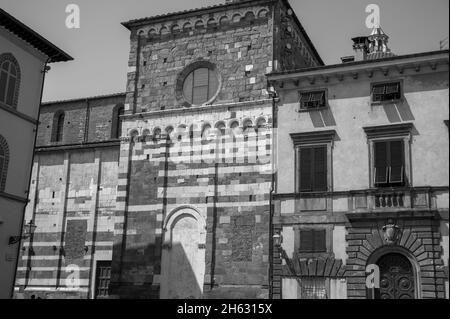 façade romane et clocher de la cathédrale st martin à lucca, toscane. il contient la plus précieuse relique à lucca, face sainte de lucca (italien: volto santo di lucca) Banque D'Images