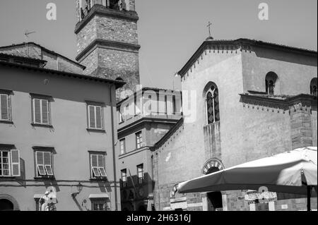 église de san salvatore dans le musolio et fontaine della pupponona avec la statue naiad dans la place misericordia de lucca, toscana, italie Banque D'Images