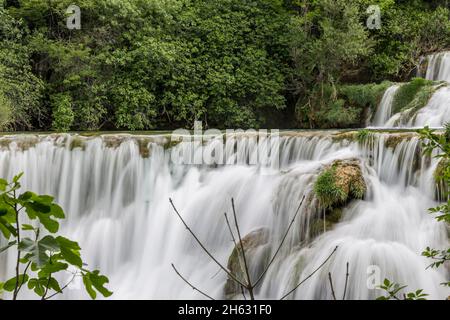 des cascades sont partout dans le parc national de krka, en croatie Banque D'Images