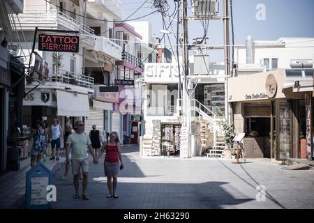 charmantes rues de la vieille ville de limin près de chersonissou. île de crète, grèce Banque D'Images