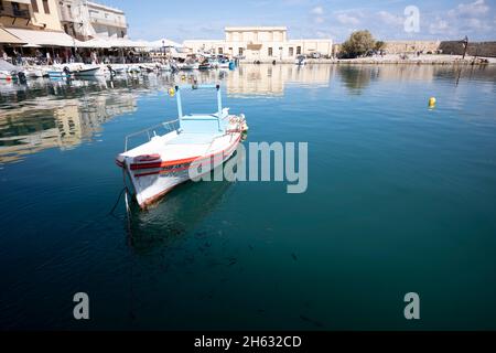 visite du port de la vieille ville charmante de réthymnon. île de crète, grèce. un beau village sur la mer méditerranée avec des bâtiments historiques et un joli port Banque D'Images