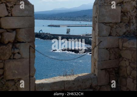 château venetial de fortezza construit sur une colline appelée paleokastro au bord de la mer au coeur de la ville pittoresque de rethymno, île de crète, grèce Banque D'Images