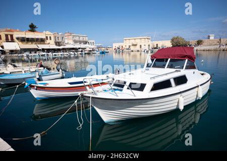 visite du port de la vieille ville charmante de réthymnon. île de crète, grèce. un beau village sur la mer méditerranée avec des bâtiments historiques et un joli port Banque D'Images