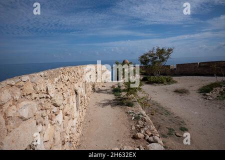 château venetial de fortezza construit sur une colline appelée paleokastro au bord de la mer au coeur de la ville pittoresque de rethymno, île de crète, grèce Banque D'Images