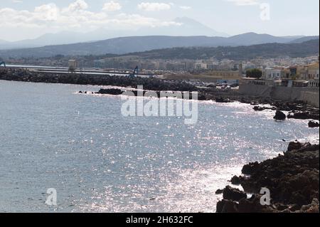 visite du port de la vieille ville charmante de réthymnon. île de crète, grèce. un beau village sur la mer méditerranée avec des bâtiments historiques et un joli port Banque D'Images