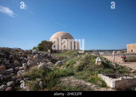 château venetial de fortezza construit sur une colline appelée paleokastro au bord de la mer au coeur de la ville pittoresque de rethymno, île de crète, grèce Banque D'Images