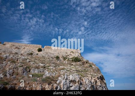 château venetial de fortezza construit sur une colline appelée paleokastro au bord de la mer au coeur de la ville pittoresque de rethymno, île de crète, grèce Banque D'Images