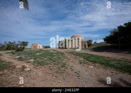 château venetial de fortezza construit sur une colline appelée paleokastro au bord de la mer au coeur de la ville pittoresque de rethymno, île de crète, grèce Banque D'Images