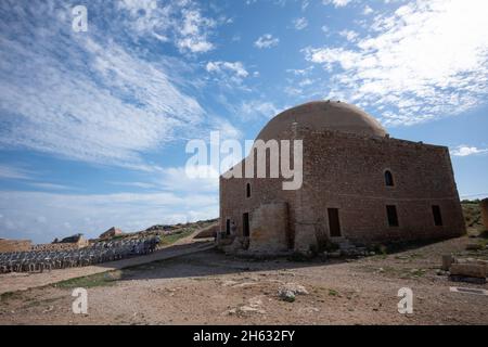 château venetial de fortezza construit sur une colline appelée paleokastro au bord de la mer au coeur de la ville pittoresque de rethymno, île de crète, grèce Banque D'Images