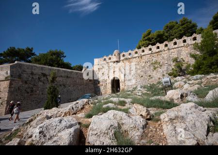 château venetial de fortezza construit sur une colline appelée paleokastro au bord de la mer au coeur de la ville pittoresque de rethymno, île de crète, grèce Banque D'Images