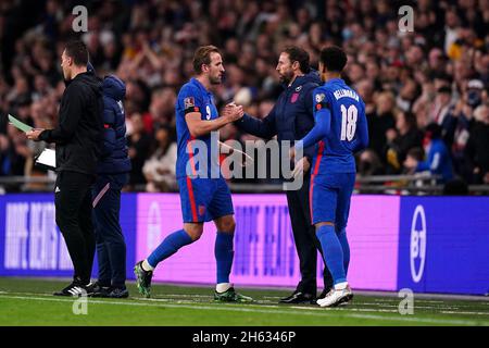 Harry Kane, en Angleterre, se serre la main avec le Manager Gareth Southgate lorsqu'il est remplacé lors du match de qualification de la coupe du monde de la FIFA au stade Wembley, Londres.Date de la photo : vendredi 12 novembre 2021. Banque D'Images