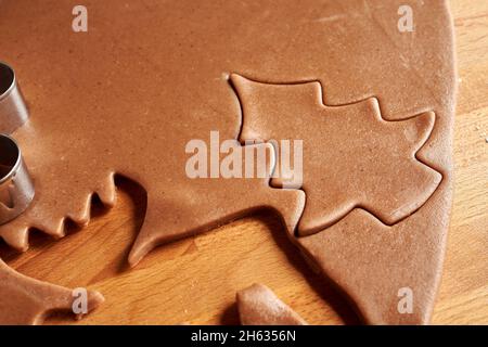 Pâte à pâtisserie en rouleau, prête à préparer des biscuits de Noël faits maison au pain d'épice Banque D'Images