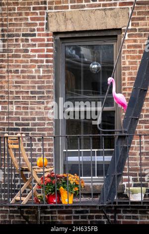 Le rose plein d'humour Flamingo décore une évasion au feu à l'extérieur d'un appartement dans la ville de New York, États-Unis Banque D'Images