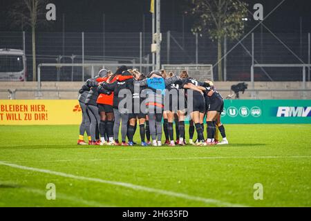 Francfort, Allemagne.12 novembre 2021.Francfort, Allemagne, novembre 12t l'équipe Eintracht de Francfort se rencontre avant le match FlyerAlarm Frauen-Bundesliga 2021/2022 entre Eintracht Frankfurt et Carl Zeiss Jena au stade de Brentanobad, Francfort-sur-le-main, Allemagne.Norina Toenges/Sports Press Phot Credit: SPP Sport Press photo./Alamy Live News Banque D'Images