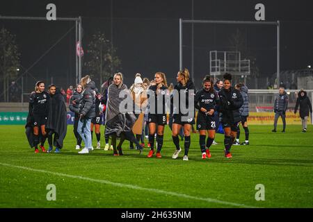 Francfort, Allemagne.12 novembre 2021.Francfort, Allemagne, novembre 12t joueurs d'Eintracht Francfort après le match FlyerAlarm Frauen-Bundesliga 2021/2022 entre Eintracht Frankfurt et Carl Zeiss Jena au stade de Brentanobad, Francfort-sur-le-main, Allemagne.Norina Toenges/Sports Press Phot Credit: SPP Sport Press photo./Alamy Live News Banque D'Images