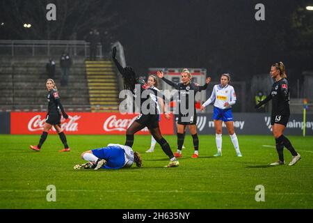 Francfort, Allemagne.12 novembre 2021.Francfort, Allemagne, novembre 12t match action pendant le match FlyerAlarm Frauen-Bundesliga 2021/2022 entre Eintracht Frankfurt et Carl Zeiss Jena au stade de Brentanobad, Francfort-sur-le-main, Allemagne.Norina Toenges/Sports Press Phot Credit: SPP Sport Press photo./Alamy Live News Banque D'Images