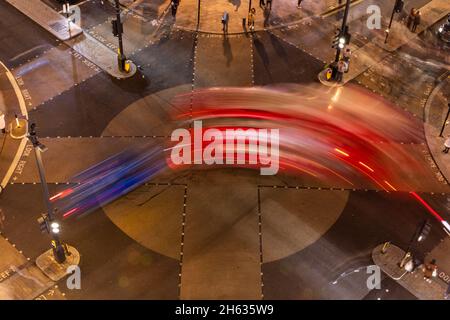 Oxford Circus, Londres, Royaume-Uni.12 novembre 2021.Des pistes de lumière des bus, en tournant à la célèbre traversée piétonne d'Oxford Circus.Vue panoramique sur le quartier animé d'Oxford Circus et les illuminations de Noël d'Oxford Street, pendant la mise en marche de ce soir.Credit: Imagetraceur/Alamy Live News Banque D'Images