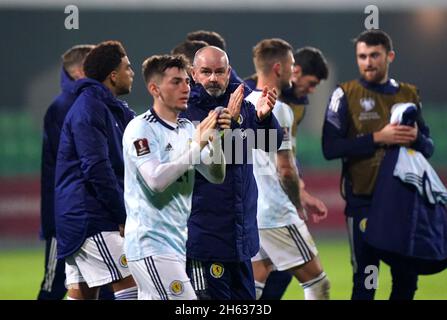 Steve Clarke, directeur écossais (au centre), applaudit les fans à la fin du match de qualification de la coupe du monde de la FIFA au stade Zimbru, Chisinau.Date de la photo : vendredi 12 novembre 2021. Banque D'Images