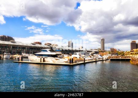 Luxueuse et riche marina sur la baie de Woolloomooloo du port de Sydney dans la ville de Sydney. Banque D'Images