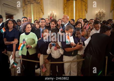 Des invités, y compris des enfants des écoles locales, assistent à la cérémonie d'arrivée du Premier ministre Manmohan Singh et de sa femme, Mme Gursharan Kaur, dans la salle est de la Maison Blanche, le 24 novembre 2009. Banque D'Images