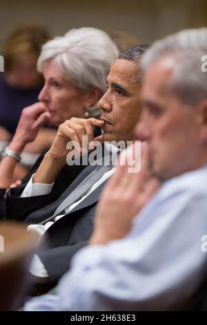 Le président Barack Obama, avec la secrétaire à la Santé et aux Services humains Kathleen Sebelius et le chef de cabinet Denis McDonough, participe à une réunion sur la loi sur les soins abordables dans la salle Roosevelt de la Maison Blanche, le 23 juillet 2013. Banque D'Images