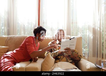 21 juin 2011 - la première dame Michelle Obama a rencontré l'ancien Président Nelson Mandela de l'Afrique du Sud chez Mandela à Houghton, en Afrique du Sud. Banque D'Images