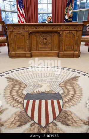 Le président Barack Obama s'entretient au téléphone avec le Premier ministre britannique David Cameron dans le bureau ovale, le 24 février 2011. Banque D'Images