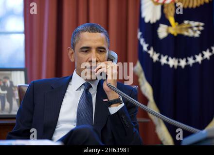 Le président Barack Obama s'entretient au téléphone avec le chef de la majorité parlementaire Eric Cantor, R-va, et la chef de la minorité Nancy Pelosi, D-Calif., dans le Bureau ovale, le 5 janvier 2011. Banque D'Images