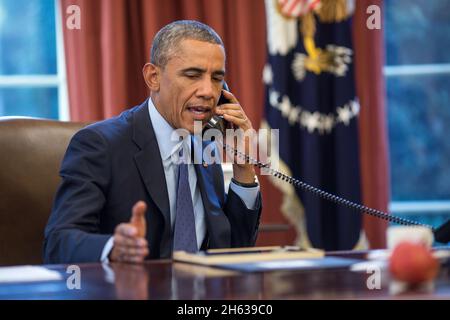 Le président Barack Obama s'entretient au téléphone avec le directeur des centres de contrôle et de prévention des maladies (CDC), le Dr Tom Frieden, qui a informé le président cet après-midi du cas d'Ebola récemment diagnostiqué à Dallas, Texas, dans le Bureau ovale, le 30 septembre 2014. Banque D'Images