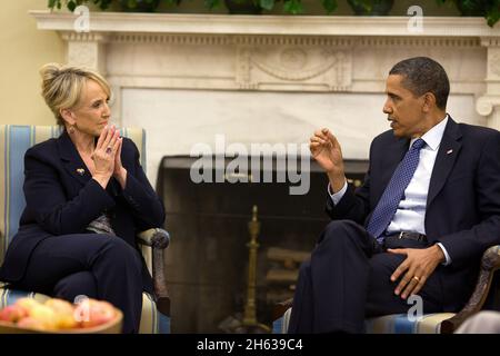 Le président Barack Obama rencontre avec Arizona Gov. Jan Brewer dans le bureau ovale, le 3 juin 2010. Banque D'Images