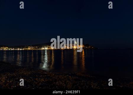 Magnifique panorama nocturne de la ville dalmate de Primosten et de ses vieilles maisons et église sur la petite île Banque D'Images