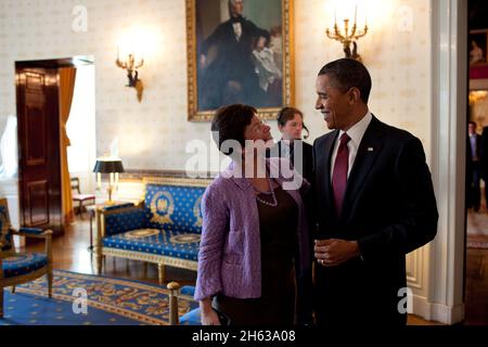 Le président Barack Obama discute avec la conseillère principale Valerie Jarrett dans la salle bleue de la Maison Blanche avant de tenir une conférence de presse, le 3 novembre 2010. Banque D'Images