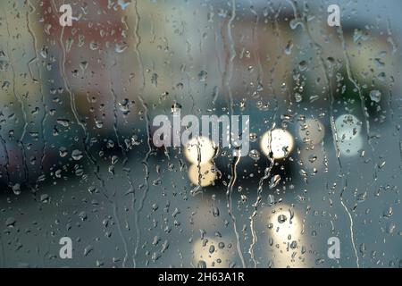 allemagne,bavière,haute-bavière,neuötting,temps pluvieux,fenêtre,raindrops,trafic,place de ville,peu claire Banque D'Images