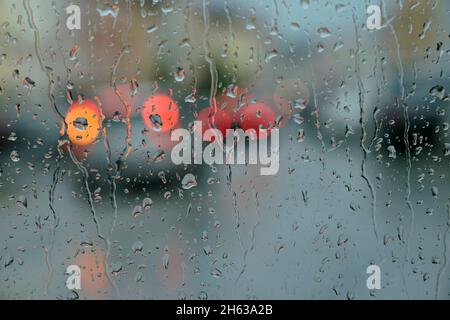 allemagne,bavière,haute-bavière,neuötting,temps pluvieux,fenêtre,raindrops,trafic,place de ville,peu claire Banque D'Images