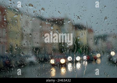 allemagne,bavière,haute-bavière,neuötting,place de ville,trafic,pluie,panneau de verre,raindrops Banque D'Images